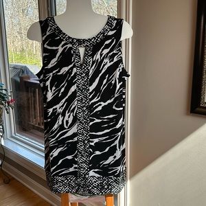 Dana Buchman Sleeveless Tunic Top. Size LARGE